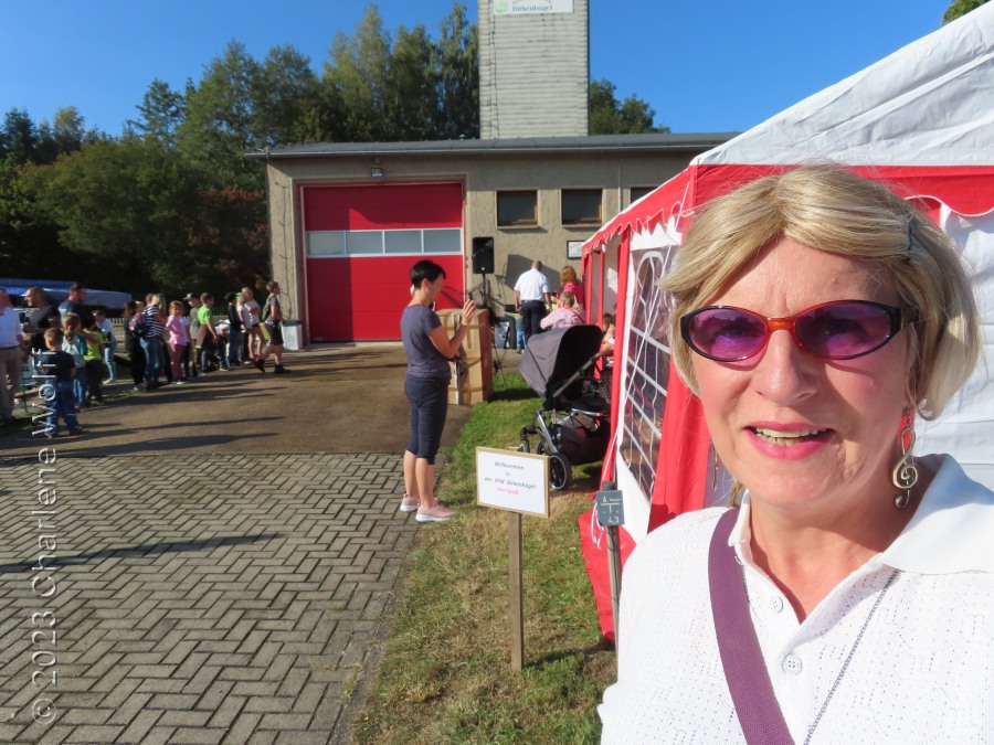 Köniigin der Texte Charlene Wolff bei der FFW Birkenhügel